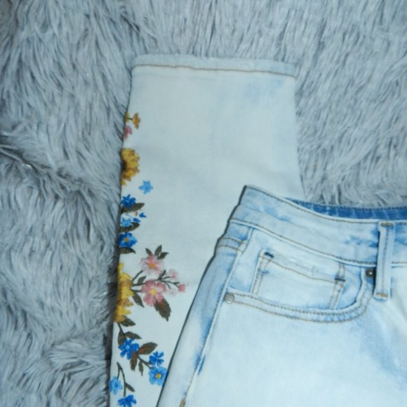 Driftwood Gizelle Girlfriend Skinny Embroidered Jeans  Light Wash NWT! - Picture 11 of 15